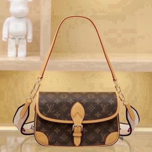 This DIANE handbag comes with one leather shoulder strap (for underarm carry) and one embroidered shoulder strap (for shoulder or crossbody carry), both of which are removable. Its capacity is ample for daily use, easily accommodating even the largest smartphones. The belt-style buckle is decorative but actually features a magnetic closure for convenient opening and closing. It includes a central divider for organizing items, plus a zippered compartment for storing valuables.Dimensions: 25.0 × 9.0 × 15.0 cm (Length × Width × Height)